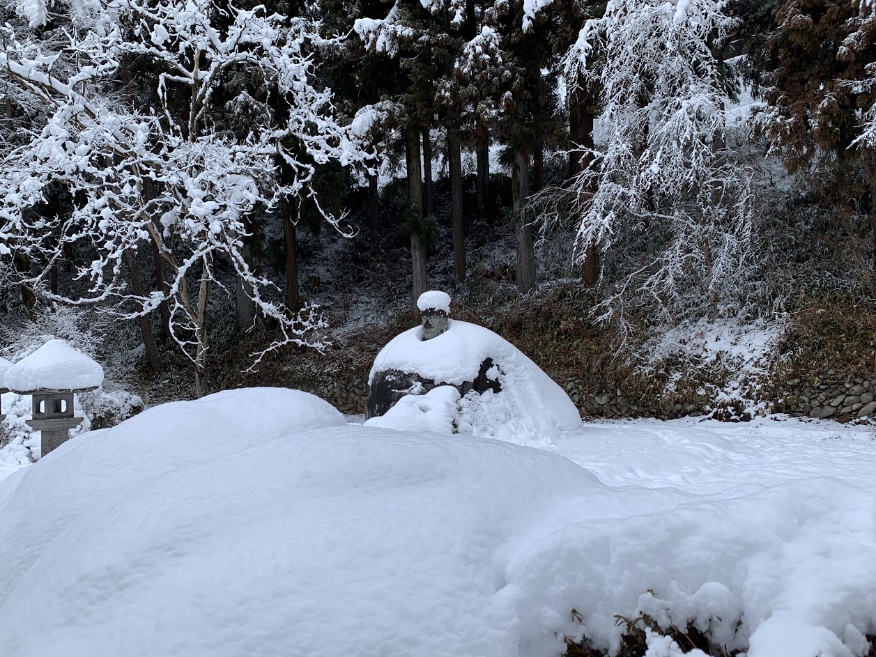 雪景色 諏訪大社下社春宮万治の石仏 – kujira-project